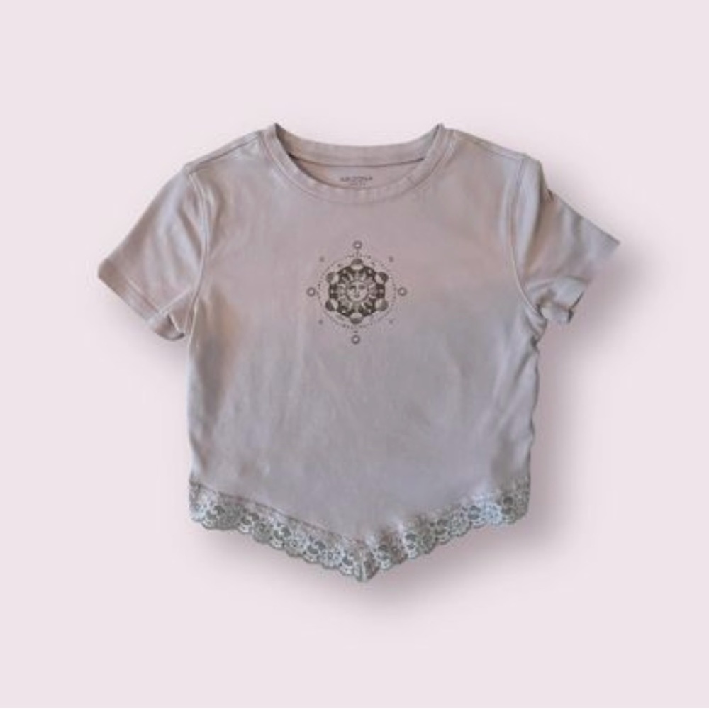 Woman’s pink top.